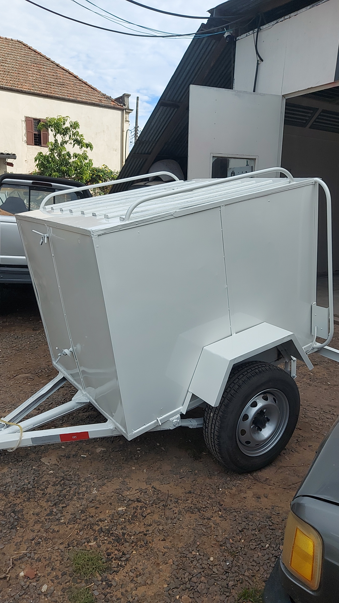 Reboque fechado e seguro para transporte
        